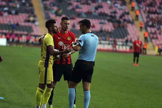 Eskişehirspor ile Menemenspor karşılaşmasında zaman zaman tansiyon yükseldi. 