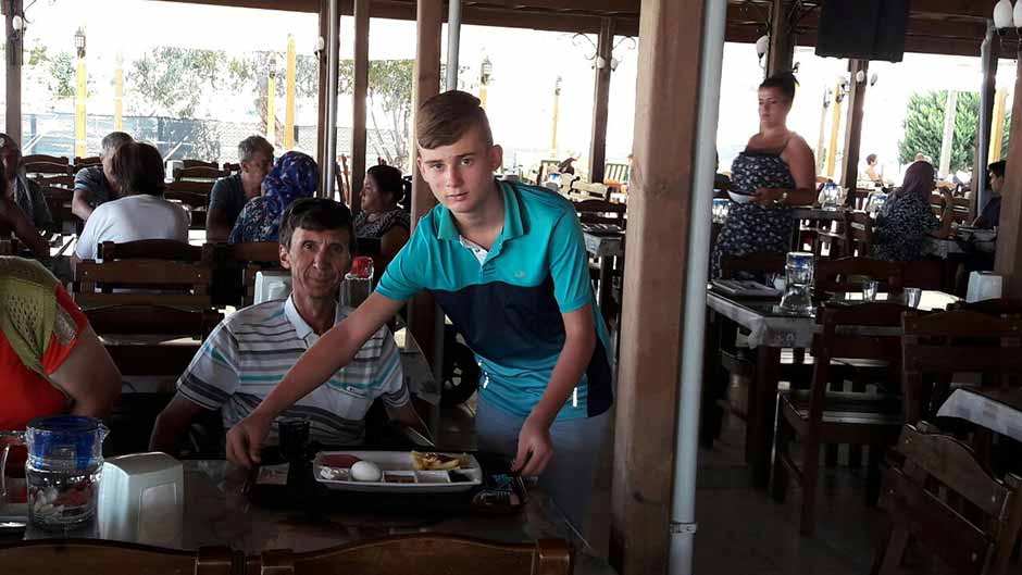 Sakatlar Derneği ”Engellileri Denizle Buluşturma” projesi kapsamında, bedensel engelli vatandaşlar, kendilerine eşlik eden yakınlarıyla birlikte tatil yaparak denizde yüzmenin keyfini yaşadı.