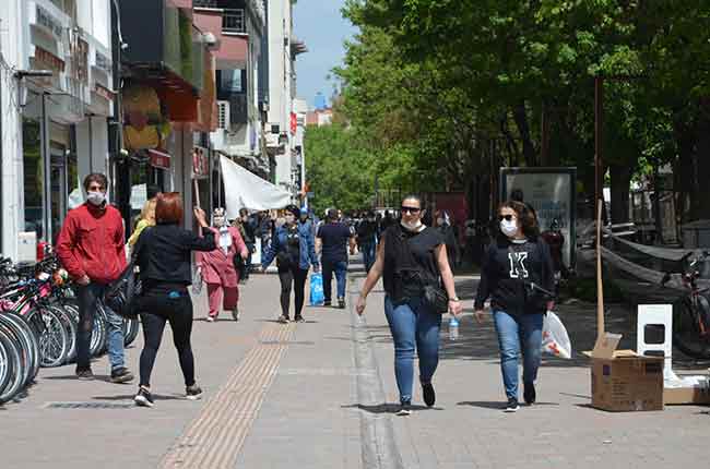 Eskişehir'de uygulanan hafta sonu sokağa çıkma kısıtlamasının sona ermesiyle birlikte vatandaşlar kendilerini yine sokağa attı.  Haber ve Fotoğraflar: Esra Ünlü