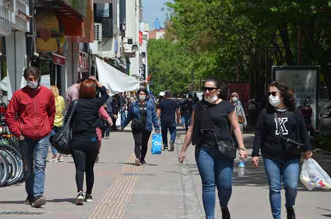 Eskişehir'de uygulanan hafta sonu sokağa çıkma kısıtlamasının sona ermesiyle birlikte vatandaşlar kendilerini yine sokağa attı.  Haber ve Fotoğraflar: Esra Ünlü