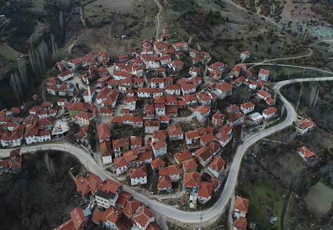 Yazın nüfusun arttığı köyde ağırlıklı olarak yaşlılar bulunuyor. 