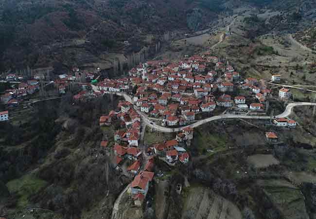 Doğası ile göz kamaştıran Dağküplü’deki nine ve dedeler, köy havasının ve suyunun verdiği dinçlikle adeta gençlere taş çıkarıyor. 