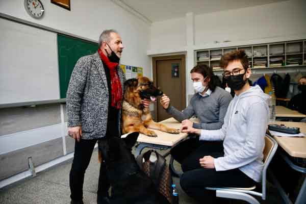 ..."Okulun maskotu haline gelen kedi Müzeyyen ise soğuk bir kış günü bize sığındı. Sahibine ulaşamayınca okulda misafir ettik. İhtiyaçlarını karşıladık. Artık bir kedimiz de okulda öğrencilerimizle ders dinliyor. Onlarla beraber hayatını sürdürüyor." diye konuştu.