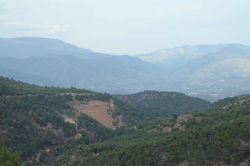 Sarıcakaya'da yüksek kesimlerde çekilen fotoğraflardaki doğa manzaraları, Karadeniz bitki örtüsüne benzerliği ile dikkat çekiyor. 