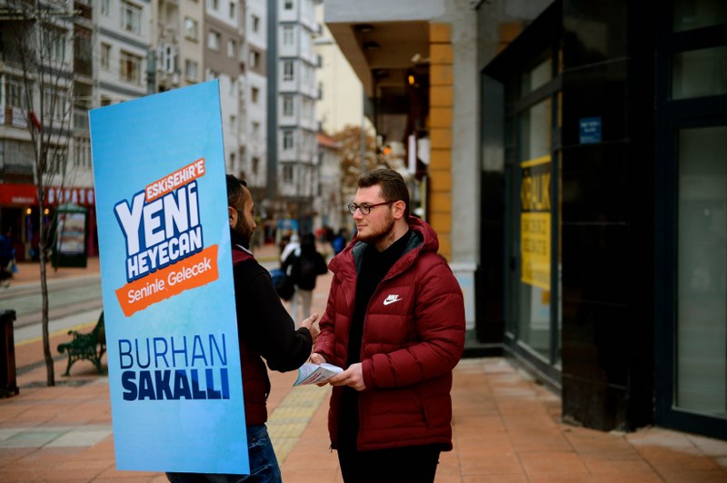 Cumhur İttifakı'nın Eskişehir Büyükşehir Belediye Başkan adayı AK Parti'li Burhan Sakallı gönüllü gençlerin ürettiği "yürüyen billboard" projesini hayata geçirdi. Proje ulusal medyada da ilgi çekti.