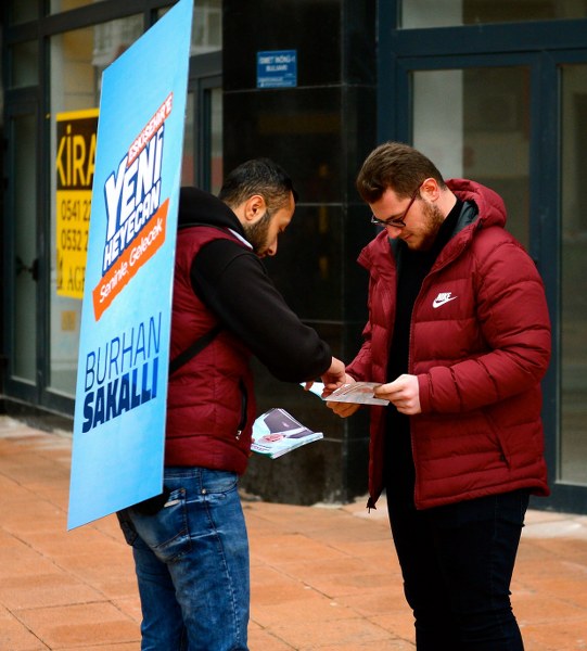 Cumhur İttifakı'nın Eskişehir Büyükşehir Belediye Başkan adayı AK Parti'li Burhan Sakallı gönüllü gençlerin ürettiği "yürüyen billboard" projesini hayata geçirdi. Proje ulusal medyada da ilgi çekti.