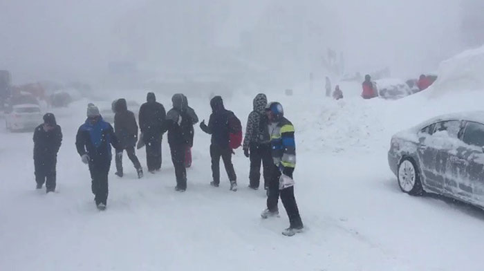 Şiddetli yağan kar nedeniyle araçlar mahsur kaldı. Dağ köylerine ulaşım sağlanamıyor