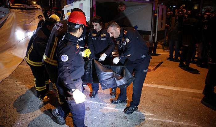 Bursa'da işçileri taşıyan servis devrilerek takla attı, kazaya karışan 3 araçtan 4 ölü çıkarılırken 11 kişi yaralı olarak hastaneye kaldırıldı.