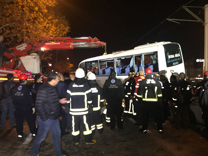 Bursa'da işçileri taşıyan servis devrilerek takla attı, kazaya karışan 3 araçtan 4 ölü çıkarılırken 11 kişi yaralı olarak hastaneye kaldırıldı.