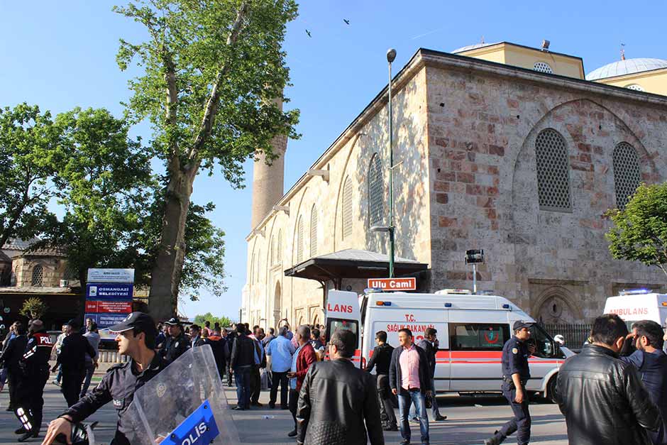 Bursa’da Ulucami yanında meydana gelen ve sebebi henüz belirlenemeyen patlamada 1 kişi öldü, 6 kişi yaralandı. 