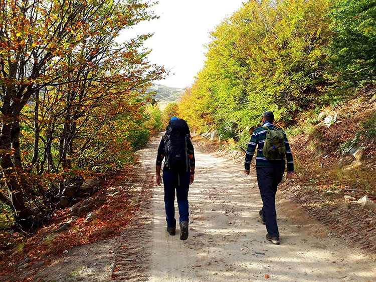 Uludağ’ın gizli kalmış güzelliklerinden olan Saklıgöl, dört mevsim doğaseverlerin ilgisini çekiyor. Yaklaşık 2200 metre yükseklikte tepelerin arasında kalan Saklıgöl'ün eşsiz manzarası, doğa yürüyüşü yapan grupları kendisine hayran bırakıyor. 