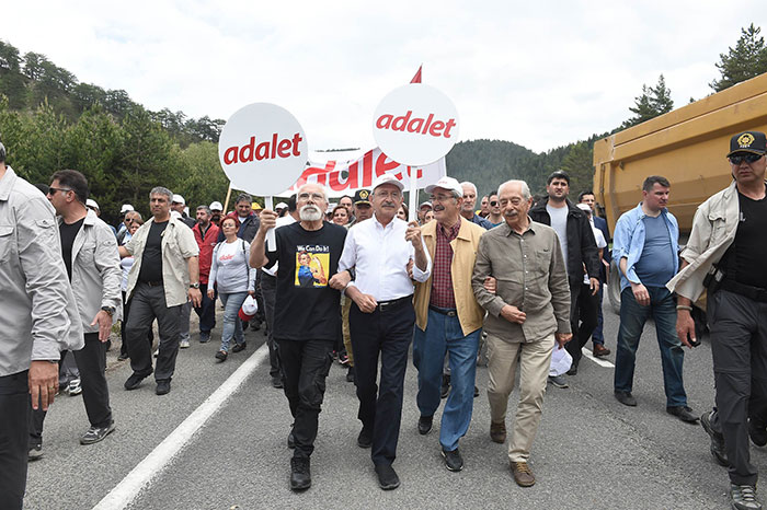 Eskişehir Büyükşehir Belediye Başkanı Prof. Dr. Yılmaz Büyükerşen, CHP Genel Başkanı Kemal Kılıçdaroğlu’nun başlattığı ve 7’nci gününe giren “Adalet” yürüyüşüne katıldı.