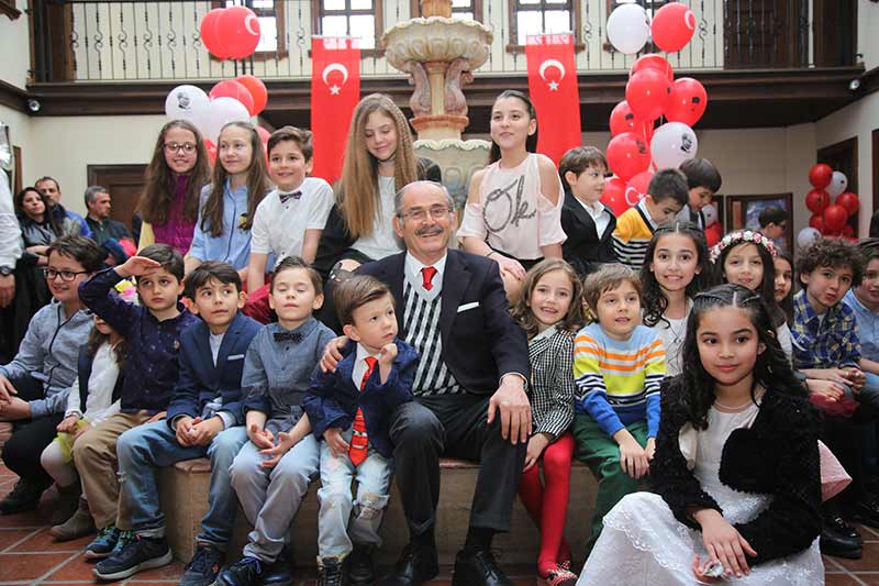 Büyükşehir Belediyesi’nin 23 Nisan Ulusal Egemenlik ve Çocuk Bayramı etkinlikleri kapsamında düzenlediği, Sanat Şehri’nin Çocukları Resim Sergisi’nde 13 küçük ressamın eserleri yer aldı. Başkan Büyükerşen, sergi öncesi Küçük Ressamlar ve çocuklarla buluştu.