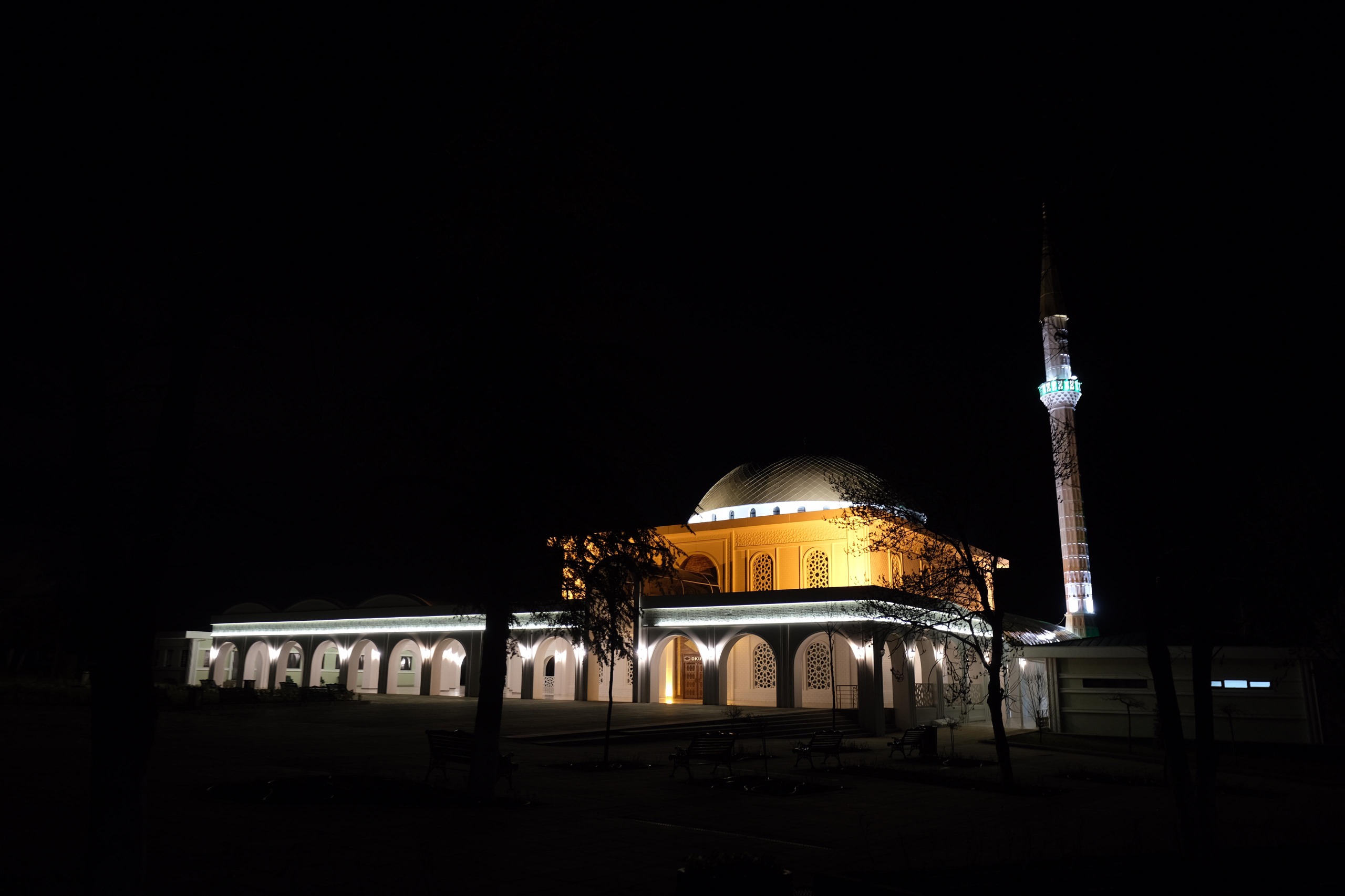 Odunpazarı Belediye Başkanı Kazım Kurt’un, ‘Vizyon Projeleri’ içinde yer alan 100. Yıl Kültür Merkezi’ni CHP Genel Başkanı Özgür Özel’in de katıldığı görkemli bir törenle açıldı. 
100. Yıl Kültür Merkezi’nin açılışına Odunpazarı Belediye Başkanı Kazım Kurt’un yanı sıra Cumhuriyet CHP Lideri Özgür Özel, CHP Genel Başkan Yardımcısı Gökan Zeybek, MYK Üyesi ve Gölge Sağlık Bakanı Zeliha Aksaz Şahbaz, PM üyesi Armağan Erdoğan, CHP Milletvekilleri Utku Çakırözer, Jale Nur Süllü, İbrahim Arslan, Büyükşehir Belediye Başkanı Prof. Dr. Yılmaz Büyükerşen, Tepebaşı Belediye Başkanı Ahmet Ataç, CHP Büyükşehir Belediyesi Başkan Adayı Ayşe Ünlüce, CHP İl Başkanı Talat Yalaz,CHP Odunpazarı İlçe Başkanı Rahmi Çınar,iş insanı İsmail Ilgaz, Odunpazarı Bölgesi’nin mahalle muhtarları ile çok sayıda Eskişehirli katıldı. 
