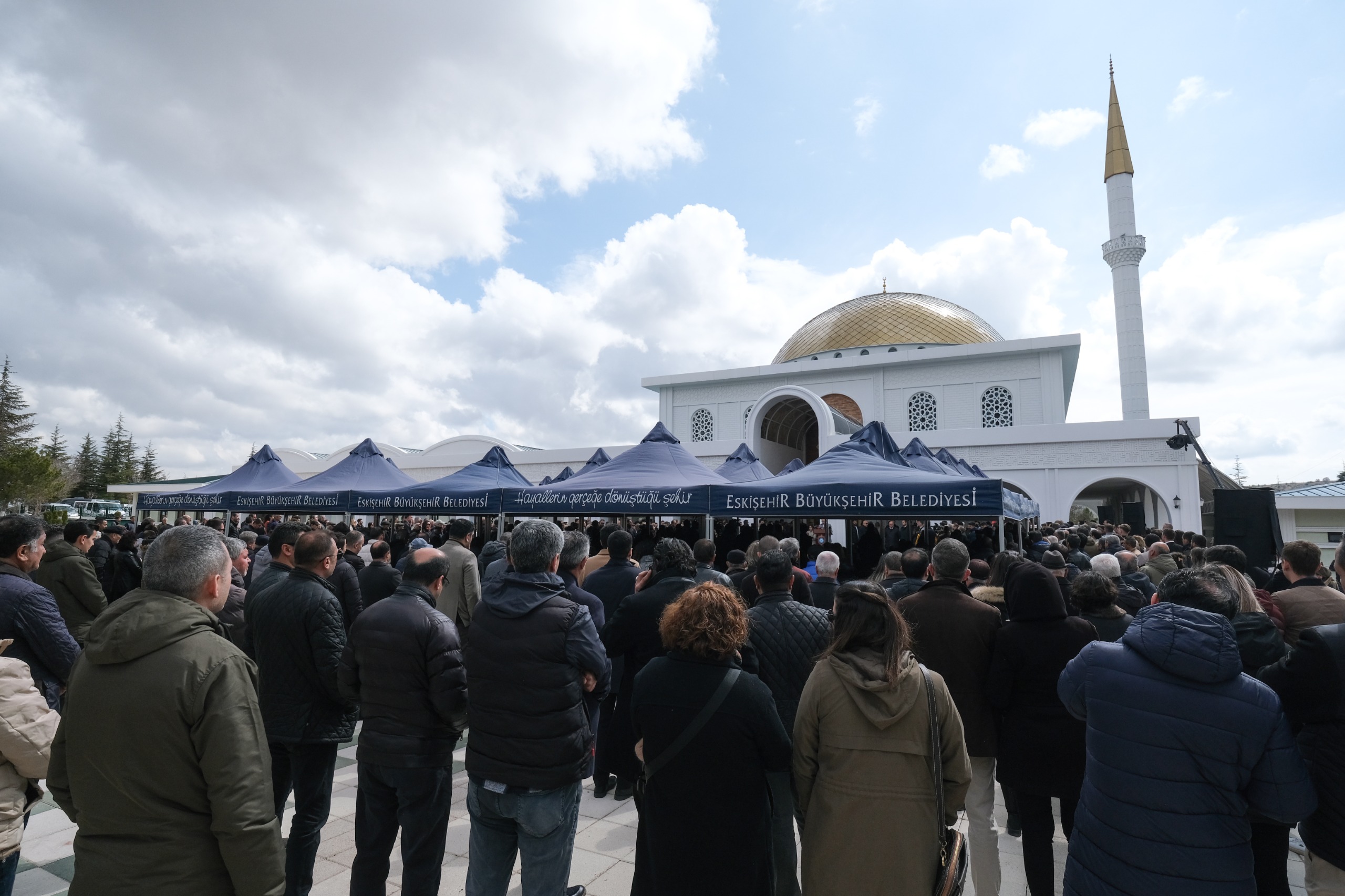 Odunpazarı Belediye Başkanı Kazım Kurt’un, ‘Vizyon Projeleri’ içinde yer alan 100. Yıl Kültür Merkezi’ni CHP Genel Başkanı Özgür Özel’in de katıldığı görkemli bir törenle açıldı. 
100. Yıl Kültür Merkezi’nin açılışına Odunpazarı Belediye Başkanı Kazım Kurt’un yanı sıra Cumhuriyet CHP Lideri Özgür Özel, CHP Genel Başkan Yardımcısı Gökan Zeybek, MYK Üyesi ve Gölge Sağlık Bakanı Zeliha Aksaz Şahbaz, PM üyesi Armağan Erdoğan, CHP Milletvekilleri Utku Çakırözer, Jale Nur Süllü, İbrahim Arslan, Büyükşehir Belediye Başkanı Prof. Dr. Yılmaz Büyükerşen, Tepebaşı Belediye Başkanı Ahmet Ataç, CHP Büyükşehir Belediyesi Başkan Adayı Ayşe Ünlüce, CHP İl Başkanı Talat Yalaz,CHP Odunpazarı İlçe Başkanı Rahmi Çınar,iş insanı İsmail Ilgaz, Odunpazarı Bölgesi’nin mahalle muhtarları ile çok sayıda Eskişehirli katıldı. 
