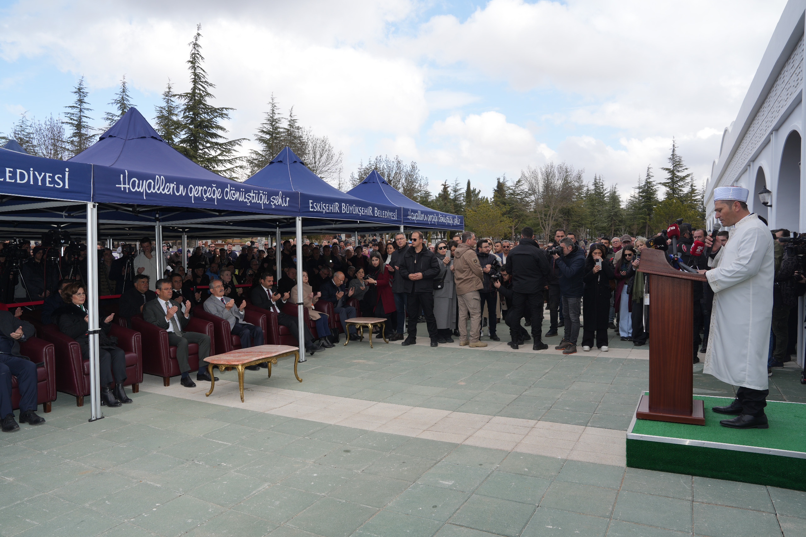 Odunpazarı Belediye Başkanı Kazım Kurt’un, ‘Vizyon Projeleri’ içinde yer alan 100. Yıl Kültür Merkezi’ni CHP Genel Başkanı Özgür Özel’in de katıldığı görkemli bir törenle açıldı. 
100. Yıl Kültür Merkezi’nin açılışına Odunpazarı Belediye Başkanı Kazım Kurt’un yanı sıra Cumhuriyet CHP Lideri Özgür Özel, CHP Genel Başkan Yardımcısı Gökan Zeybek, MYK Üyesi ve Gölge Sağlık Bakanı Zeliha Aksaz Şahbaz, PM üyesi Armağan Erdoğan, CHP Milletvekilleri Utku Çakırözer, Jale Nur Süllü, İbrahim Arslan, Büyükşehir Belediye Başkanı Prof. Dr. Yılmaz Büyükerşen, Tepebaşı Belediye Başkanı Ahmet Ataç, CHP Büyükşehir Belediyesi Başkan Adayı Ayşe Ünlüce, CHP İl Başkanı Talat Yalaz,CHP Odunpazarı İlçe Başkanı Rahmi Çınar,iş insanı İsmail Ilgaz, Odunpazarı Bölgesi’nin mahalle muhtarları ile çok sayıda Eskişehirli katıldı. 
