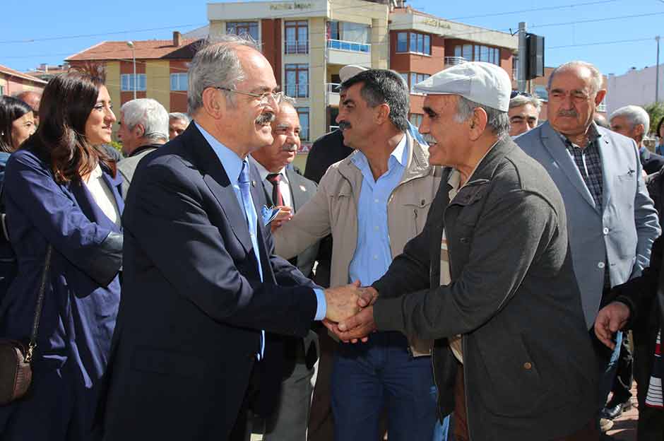 Eskişehir Büyükşehir Belediye Başkanı Prof. Dr. Yılmaz Büyükerşen Muharrem ayı dolayısıyla çeşitli dernekler tarafından düzenlenen Aşure Günü etkinliklerine katıldı.