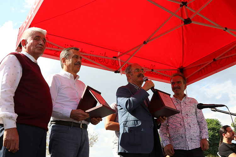 Eskişehir Karadenizliler Derneği’nin düzenlediği 16. Karadenizliler Geleneksel Yayla Şenliğine katılan Büyükşehir Belediye Başkanı Büyükerşen ve Tepebaşı Belediye Başkanı Ataç, horon oynadı. Kendisinin Karadenizlilerin ‘Fahri Hemşehrisi’ olduğunu belirten Büyükerşen, “Kültürünüzle Eskişehir’e değer katıyorsunuz” dedi.