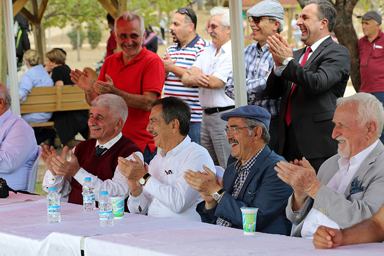 Eskişehir Karadenizliler Derneği’nin düzenlediği 16. Karadenizliler Geleneksel Yayla Şenliğine katılan Büyükşehir Belediye Başkanı Büyükerşen ve Tepebaşı Belediye Başkanı Ataç, horon oynadı. Kendisinin Karadenizlilerin ‘Fahri Hemşehrisi’ olduğunu belirten Büyükerşen, “Kültürünüzle Eskişehir’e değer katıyorsunuz” dedi.