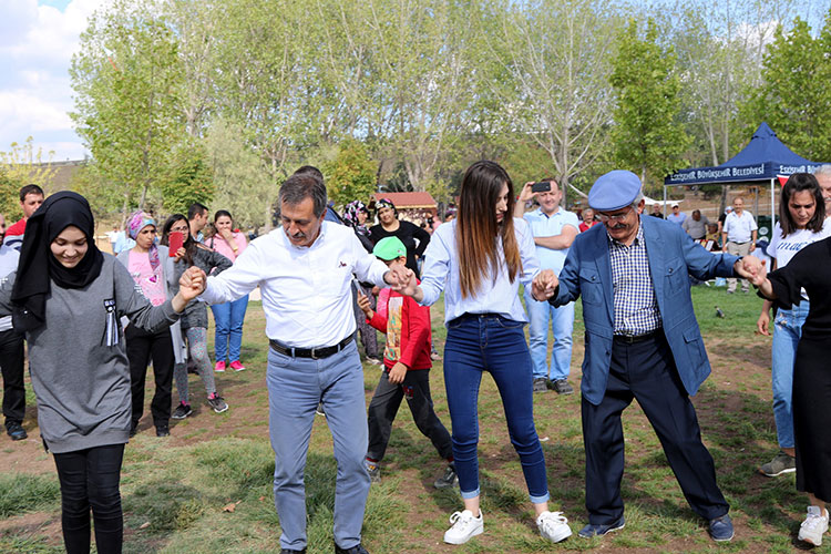 Eskişehir Karadenizliler Derneği’nin düzenlediği 16. Karadenizliler Geleneksel Yayla Şenliğine katılan Büyükşehir Belediye Başkanı Büyükerşen ve Tepebaşı Belediye Başkanı Ataç, horon oynadı. Kendisinin Karadenizlilerin ‘Fahri Hemşehrisi’ olduğunu belirten Büyükerşen, “Kültürünüzle Eskişehir’e değer katıyorsunuz” dedi.