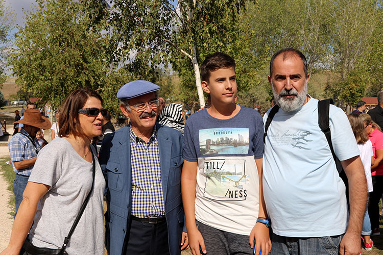 Eskişehir Karadenizliler Derneği’nin düzenlediği 16. Karadenizliler Geleneksel Yayla Şenliğine katılan Büyükşehir Belediye Başkanı Büyükerşen ve Tepebaşı Belediye Başkanı Ataç, horon oynadı. Kendisinin Karadenizlilerin ‘Fahri Hemşehrisi’ olduğunu belirten Büyükerşen, “Kültürünüzle Eskişehir’e değer katıyorsunuz” dedi.