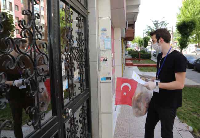 Hizmetten son derece memnun olduklarını ifade eden vatandaşlar, 19 Mayıs'ı ve Kadir Gecesi'ni unutmayan Başkan Büyükerşen ve ekibine teşekkür ettiler. 