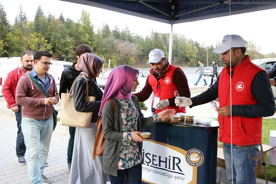 Sosyal medya üzerinden öğrencilerden gelen istek üzerine Belediye Sosyal Hizmetler Dairesi Başkanlığı, Anadolu Üniversitesi ve Eskişehir Osmangazi Üniversitesi girişlerinde öğrencilere aşure ikram etti. 