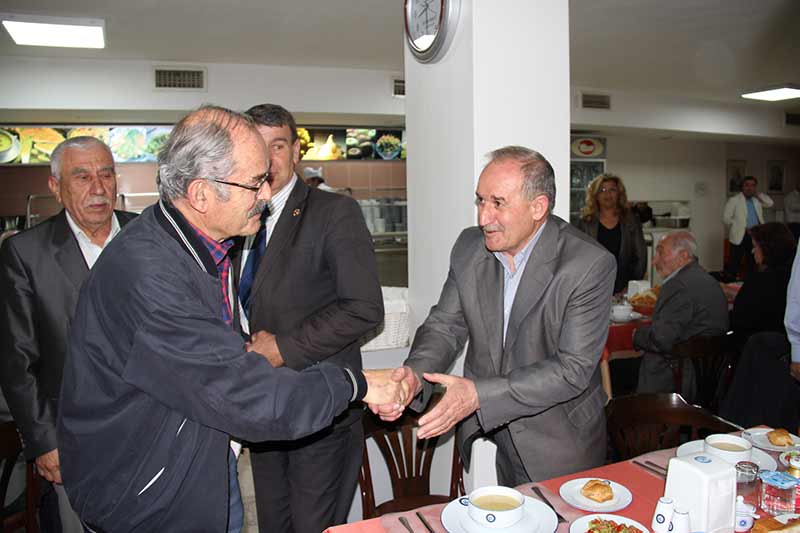 Büyükşehir Belediyesinin geleneksel iftarlarının ikincisinde muhtarlar bir araya geldi. Muhtarlarla iftar yapan Büyükşehir Belediye Başkanı Büyükerşen, muhtarların mahallelerine yönelik sorunlarını ve ihtiyaçlarını dinledi.