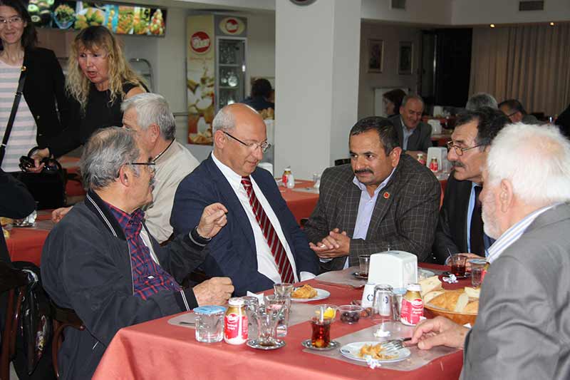 Büyükşehir Belediyesinin geleneksel iftarlarının ikincisinde muhtarlar bir araya geldi. Muhtarlarla iftar yapan Büyükşehir Belediye Başkanı Büyükerşen, muhtarların mahallelerine yönelik sorunlarını ve ihtiyaçlarını dinledi.