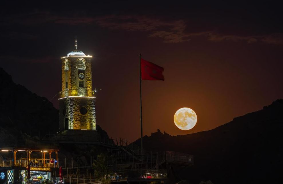  İlginç astronomik olay yurt genelindeki pek çok noktadan gözlemlenip vatandaşlar tarafından cep telefonları ve fotoğraf makineleri ile görüntülenirken,