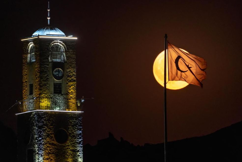  Dünya'dan bakıldığında Ay'ın normalde görünen boyutundan biraz daha büyük ve parlak olduğu 'Süper Ay' bu gece saat 04.30 sularında gerçekleşti.