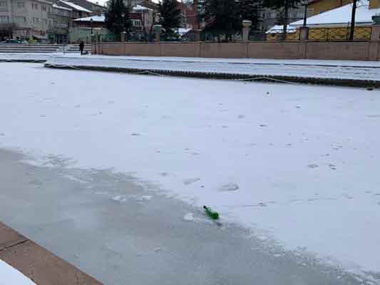 Üzeri beyazla kaplandığı zaman ise daha görünür hale gelen çöplerin fazlalığı, yıl boyu oluşan çevre kirliliğinin boyutunu Eskişehirlilere gösterir nitelikte.