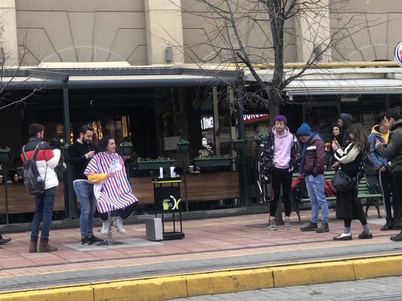 Eskişehir’de bir öğrenci, cadde ortasında tıraş oldu. Caddeden geçen kalabalığa aldırış etmeden tıraşını olan gencin görüntüleri vatandaşlar tarafından kaydedildi. 