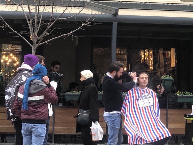 Eskişehir’de bir öğrenci, cadde ortasında tıraş oldu. Caddeden geçen kalabalığa aldırış etmeden tıraşını olan gencin görüntüleri vatandaşlar tarafından kaydedildi. 