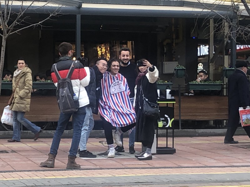 Eskişehir’de bir öğrenci, cadde ortasında tıraş oldu. Caddeden geçen kalabalığa aldırış etmeden tıraşını olan gencin görüntüleri vatandaşlar tarafından kaydedildi. 