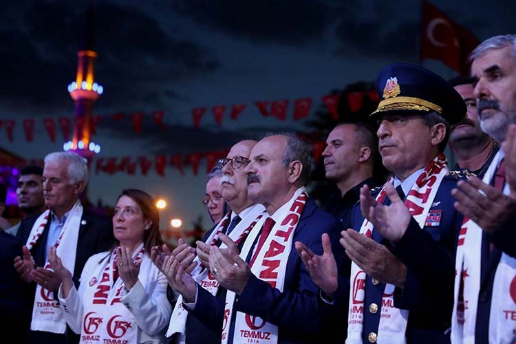 Eskişehir Valisi Özdemir Çakacak, ’15 Temmuz Özel Programı’na yoğun ilgi gösteren vatandaşlara teşekkür etti.