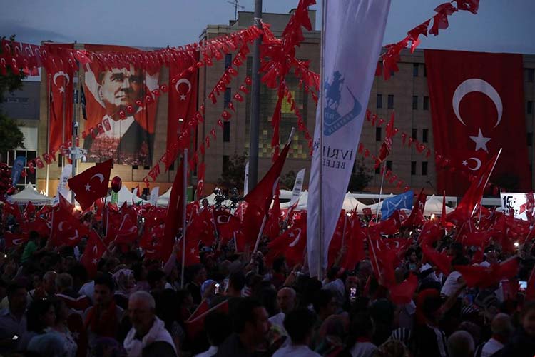 Eskişehir Valisi Özdemir Çakacak, ’15 Temmuz Özel Programı’na yoğun ilgi gösteren vatandaşlara teşekkür etti.