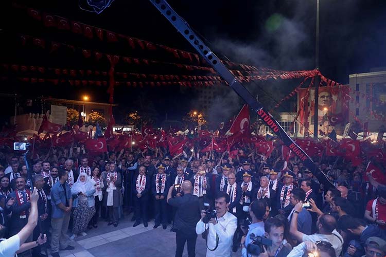 Eskişehir Valisi Özdemir Çakacak, ’15 Temmuz Özel Programı’na yoğun ilgi gösteren vatandaşlara teşekkür etti.