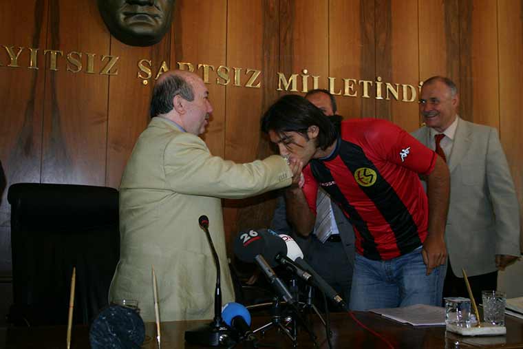 2007-2011 arasında Eskişehir Milletvekilliği yapan Kemal Unakıtan vefat etti. Kentimizin hemen her sorununa el atan Unakıtan, ciddi projelere imza attı. Unakıtan, esprili ve hoşgörülü kişiliğiyle de hatırlanacak.