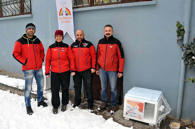 Eskişehir'de, sosyal medya aracılığıyla bir araya gelen Düş Bahçesi Çocukları Topluluğu üyeleri, kış mevsiminde sokak kedilerinin barınması amacıyla kentte belirlediklere alanlara "kedi evleri" yerleştiriyor.