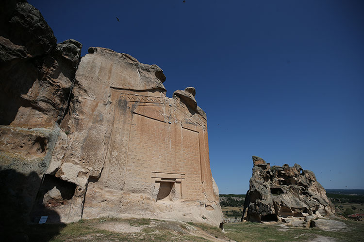 Afyonkarahisar, Eskişehir, Ankara ve Kütahya arasında yer alan Frig Vadisi, son dönemlerde yapılan yatırımlar ve aktivitelerle yurt içi ve yurt dışındaki turistlerin cazibe merkezi haline geldi. 