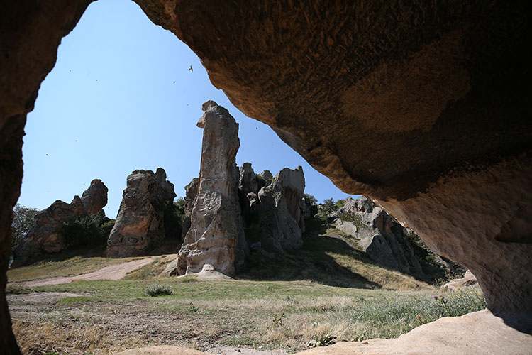 Afyonkarahisar, Eskişehir, Ankara ve Kütahya arasında yer alan Frig Vadisi, son dönemlerde yapılan yatırımlar ve aktivitelerle yurt içi ve yurt dışındaki turistlerin cazibe merkezi haline geldi. 