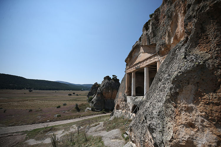 Afyonkarahisar, Eskişehir, Ankara ve Kütahya arasında yer alan Frig Vadisi, son dönemlerde yapılan yatırımlar ve aktivitelerle yurt içi ve yurt dışındaki turistlerin cazibe merkezi haline geldi. 