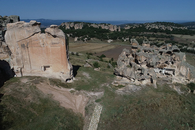 Afyonkarahisar, Eskişehir, Ankara ve Kütahya arasında yer alan Frig Vadisi, son dönemlerde yapılan yatırımlar ve aktivitelerle yurt içi ve yurt dışındaki turistlerin cazibe merkezi haline geldi. 