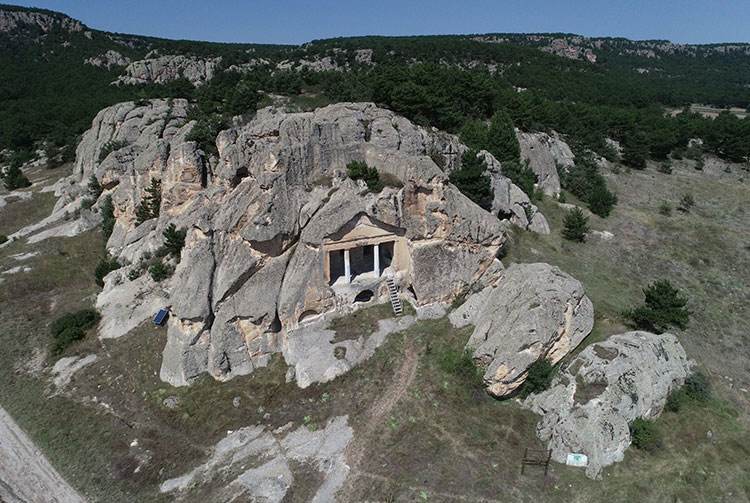 Afyonkarahisar, Eskişehir, Ankara ve Kütahya arasında yer alan Frig Vadisi, son dönemlerde yapılan yatırımlar ve aktivitelerle yurt içi ve yurt dışındaki turistlerin cazibe merkezi haline geldi. 