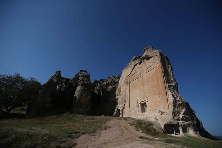 Afyonkarahisar, Eskişehir, Ankara ve Kütahya arasında yer alan Frig Vadisi, son dönemlerde yapılan yatırımlar ve aktivitelerle yurt içi ve yurt dışındaki turistlerin cazibe merkezi haline geldi. 