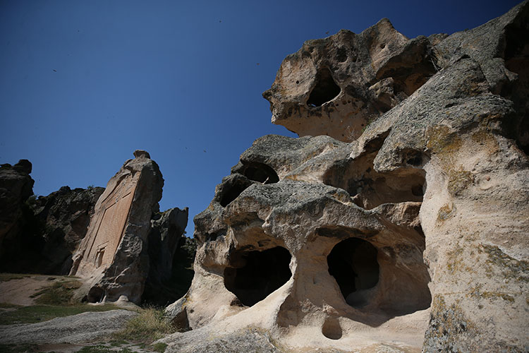 Afyonkarahisar, Eskişehir, Ankara ve Kütahya arasında yer alan Frig Vadisi, son dönemlerde yapılan yatırımlar ve aktivitelerle yurt içi ve yurt dışındaki turistlerin cazibe merkezi haline geldi. 