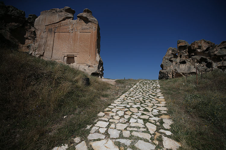 Afyonkarahisar, Eskişehir, Ankara ve Kütahya arasında yer alan Frig Vadisi, son dönemlerde yapılan yatırımlar ve aktivitelerle yurt içi ve yurt dışındaki turistlerin cazibe merkezi haline geldi. 