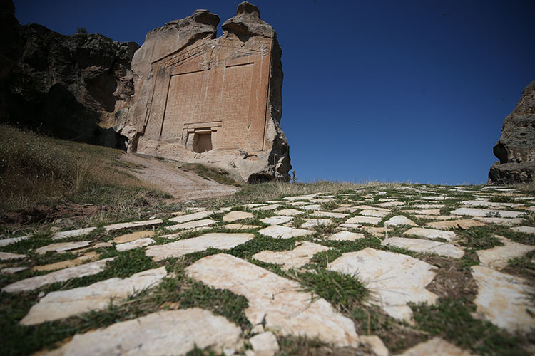 Afyonkarahisar, Eskişehir, Ankara ve Kütahya arasında yer alan Frig Vadisi, son dönemlerde yapılan yatırımlar ve aktivitelerle yurt içi ve yurt dışındaki turistlerin cazibe merkezi haline geldi. 