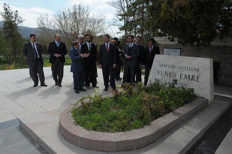 Eskişehir Valisi Azmi Çelik, Eskişehir’in Mihalıççık İlçesi Yunus Emre Mahallesinde bulunan Yunus Emre’nin kabrini ziyaret etti. 